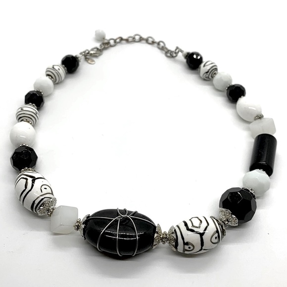 Beautiful black and white vintage necklace with black stone. - Picture 1 of 3